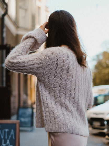 Sophisticable Cardigan | lässig elegantes Zopfmuster aus Alpakka Silke und Tynn Silk Mohair von Sandnes Garn