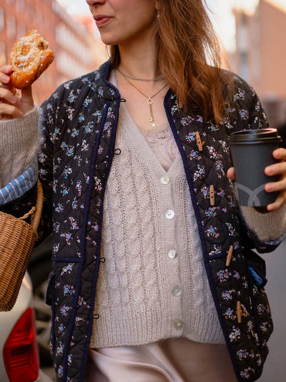 Sophisticable Cardigan | lässig elegantes Zopfmuster aus Alpakka Silke und Tynn Silk Mohair von Sandnes Garn