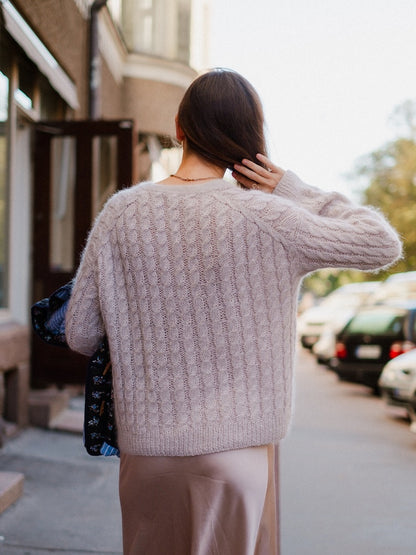 Sophisticable Cardigan | lässig elegantes Zopfmuster aus Alpakka Silke und Tynn Silk Mohair von Sandnes Garn