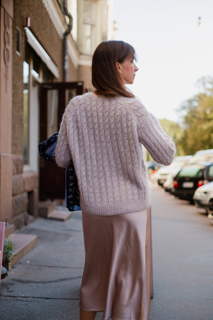 Sophisticable Cardigan | lässig elegantes Zopfmuster aus Alpakka Silke und Tynn Silk Mohair von Sandnes Garn
