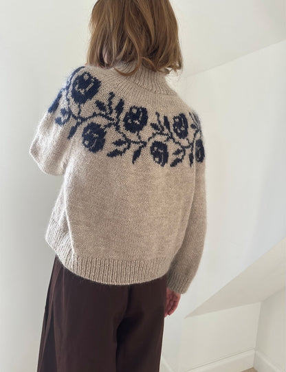 Rosie Yoke Sweater | romantische Rosen aus Peer Gynt und Tynn Silk Mohair von Sandnes Garn