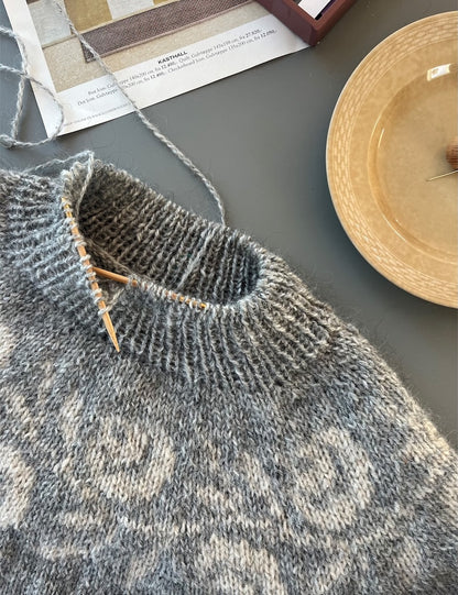 Rosie Yoke Sweater | romantische Rosen aus Peer Gynt und Tynn Silk Mohair von Sandnes Garn