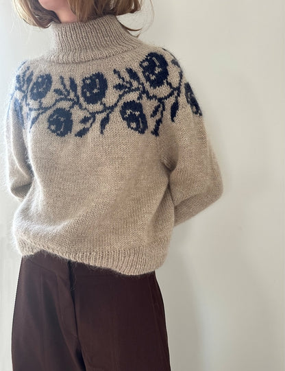 Rosie Yoke Sweater | romantische Rosen aus Peer Gynt und Tynn Silk Mohair von Sandnes Garn
