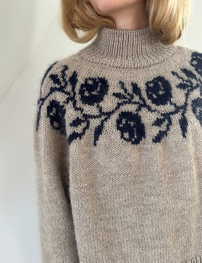 Rosie Yoke Sweater | romantische Rosen aus Peer Gynt und Tynn Silk Mohair von Sandnes Garn