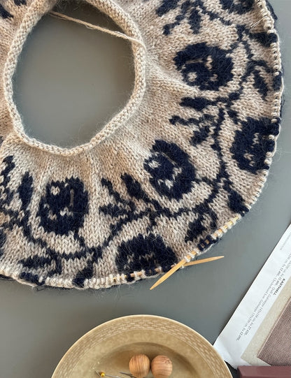 Rosie Yoke Sweater | romantische Rosen aus Peer Gynt und Tynn Silk Mohair von Sandnes Garn