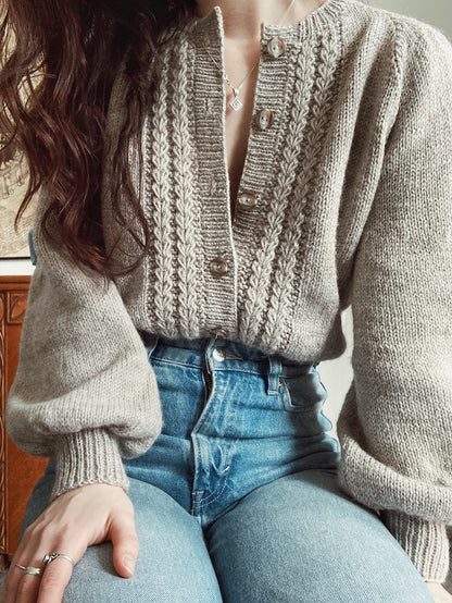 The Sascha Cardigan | feines Zopfmuster aus Peer Gynt von Sandnes Garn