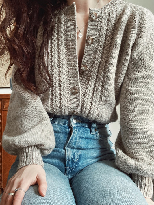 The Sascha Cardigan | feines Zopfmuster aus Peer Gynt von Sandnes Garn