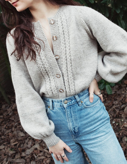 The Sascha Cardigan | feines Zopfmuster aus Peer Gynt von Sandnes Garn