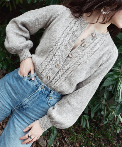 The Sascha Cardigan | feines Zopfmuster aus Peer Gynt von Sandnes Garn