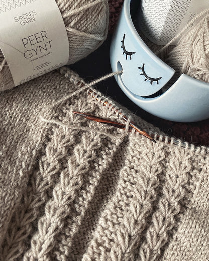The Sascha Cardigan | feines Zopfmuster aus Peer Gynt von Sandnes Garn