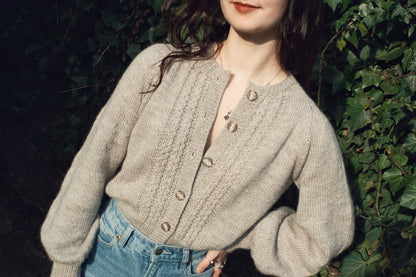 The Sascha Cardigan | feines Zopfmuster aus Peer Gynt von Sandnes Garn