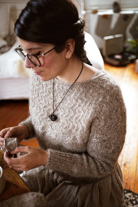 Wildflower Path | warmer Sweater mit zartem Blumenmuster aus Plötulopi von Lopi Island