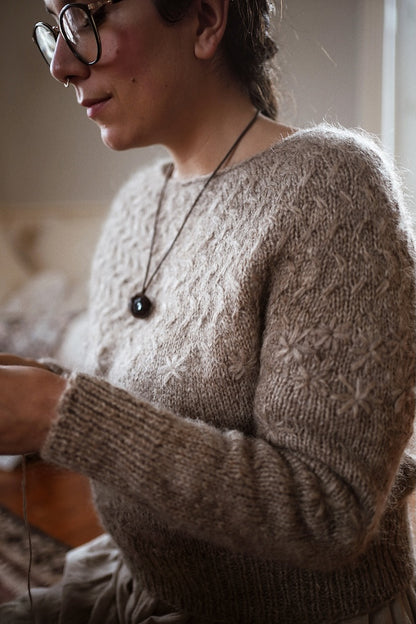 Wildflower Path | warmer Sweater mit zartem Blumenmuster aus Plötulopi von Lopi Island
