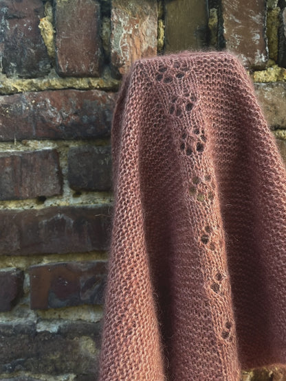 Rosewood Mist Shawl | Blütenmuster Tuch mit Alpakka Silke und Tynn Silk Mohair von Sandnes Garn