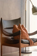 muud, Marina Projekttasche, braun, auf einem Sessel abgebildet