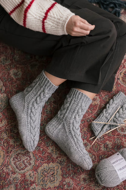 Moorland Socks | warmes Zopfmuster aus 7 Brothers von Novita mit Gratisanleitung