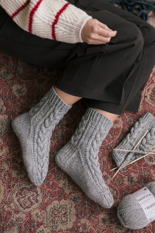 Moorland Socks | warmes Zopfmuster aus 7 Brothers von Novita mit Gratisanleitung