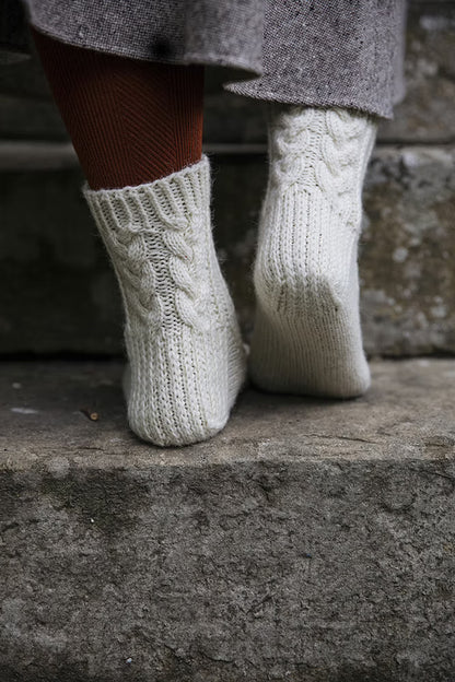 Moorland Socks | warmes Zopfmuster aus 7 Brothers von Novita mit Gratisanleitung