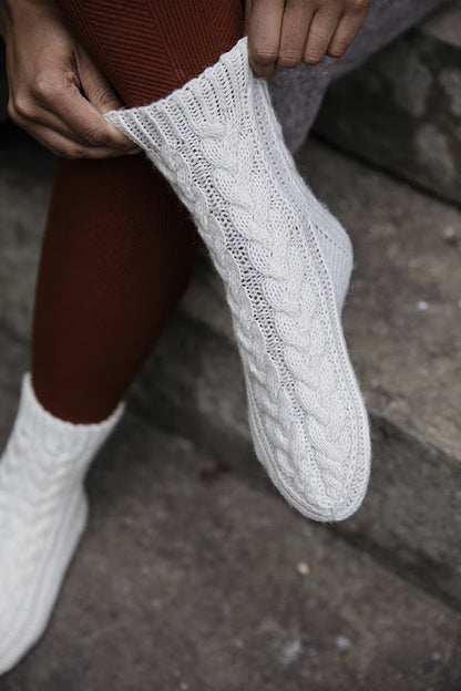 Moorland Socks | warmes Zopfmuster aus 7 Brothers von Novita mit Gratisanleitung