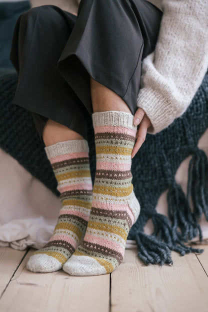 Rytmikäs Socks | mit Gratisanleitung feines Streifenmuster mit Nalle von Novita