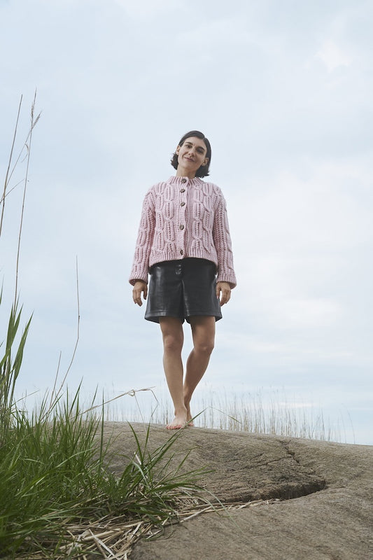 Yhdessä Cardigan | warme Zopfmusterjacke aus 7 Sisters von Novita