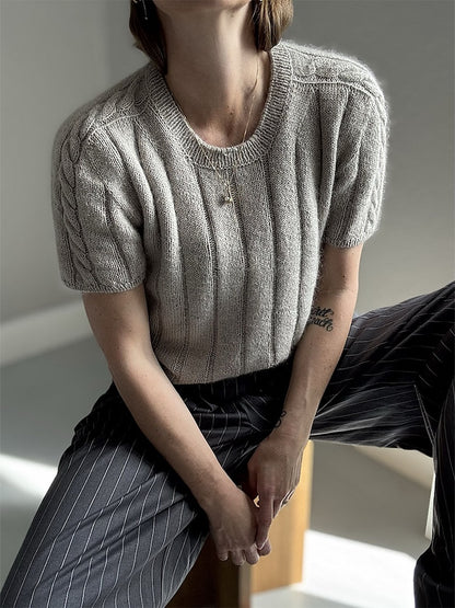 Brady Loop Tee | bezaubernde Schulter mit Zopfmuster aus Cotton Merino und Soft Silk Mohair von Knitting for Olive