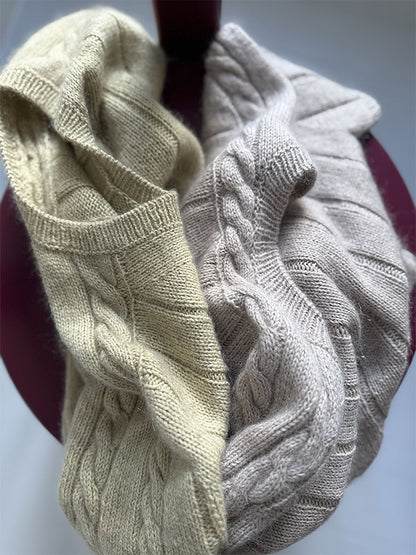Brady Loop Tee | bezaubernde Schulter mit Zopfmuster aus Cotton Merino und Soft Silk Mohair von Knitting for Olive