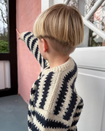 Otto Sweater Kids | kontrastreiche Streifen mit Atlas von Sandnes Garn
