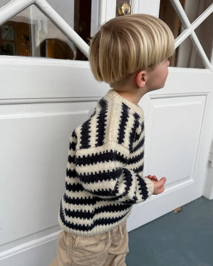 Otto Sweater Kids | kontrastreiche Streifen mit Atlas von Sandnes Garn