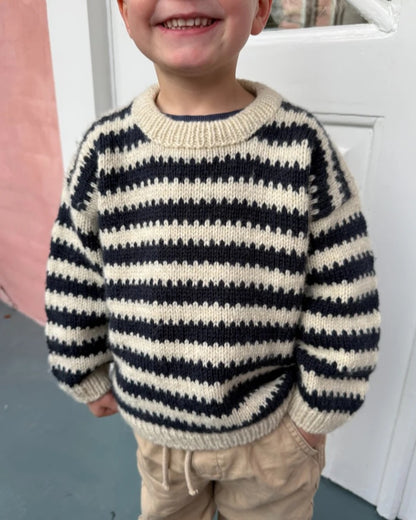 Otto Sweater Kids | kontrastreiche Streifen mit Atlas von Sandnes Garn