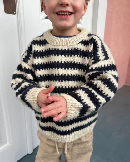 Otto Sweater Kids | kontrastreiche Streifen mit Atlas von Sandnes Garn
