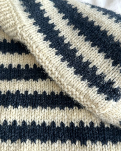 Otto Sweater Kids | kontrastreiche Streifen mit Atlas von Sandnes Garn