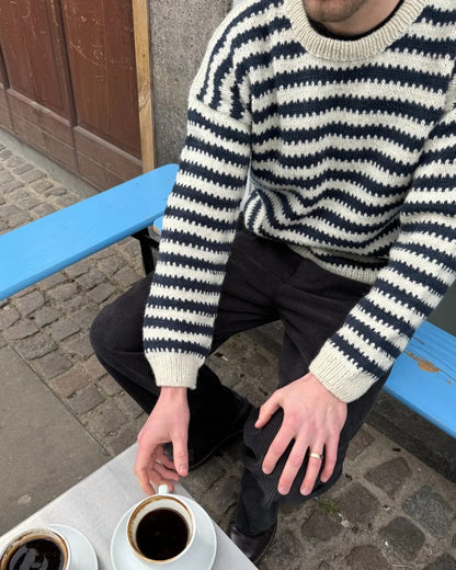 Otto Sweater Man | kontrastreiche Streifen aus Atlas von Sandnes Garn