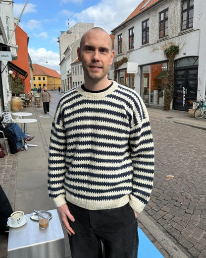 Otto Sweater Man | kontrastreiche Streifen aus Atlas von Sandnes Garn