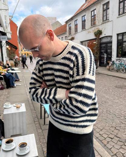Otto Sweater Man | kontrastreiche Streifen aus Atlas von Sandnes Garn