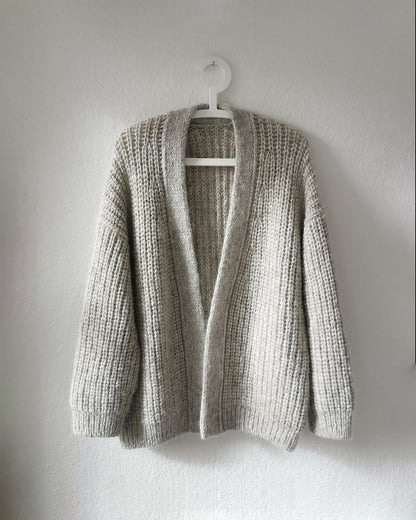 Clara Cardigan von Paula-m gestrickt mit Petite Wool auf einem Kleiderbügel