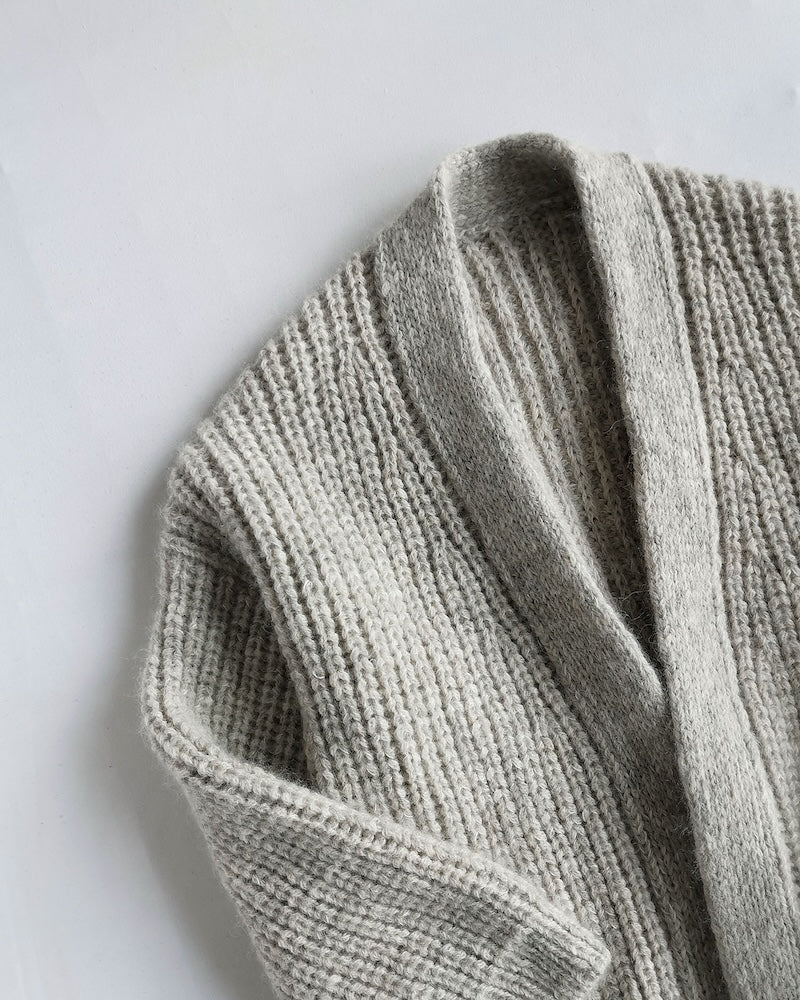 Clara Cardigan von Paula-m gestrickt mit Petite Wool Detail Saum