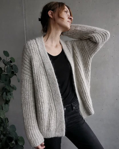 Clara Cardigan von Paula-m gestrickt mit Petite Wool getragen