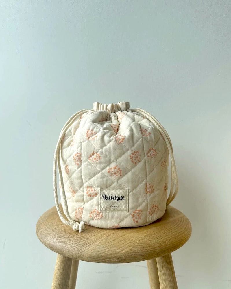 PetiteKnit, Get your knit together Bag, Apricot Flower, Front auf Hocker stehend