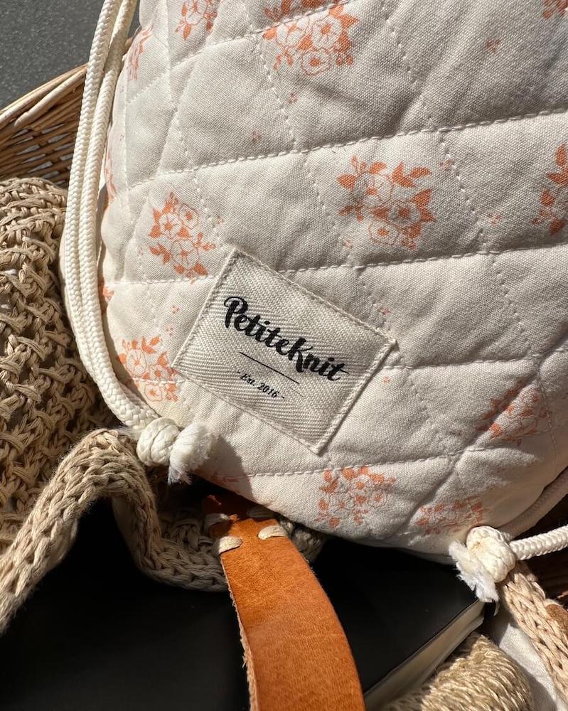 PetiteKnit, Get your knit together Bag, Apricot Flower, Detailfoto Label der Tasche