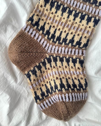 Celeste Weihnachtsstrumpf | mit feinem Norwegermuster aus Peer Gynt von Sandnes Garn