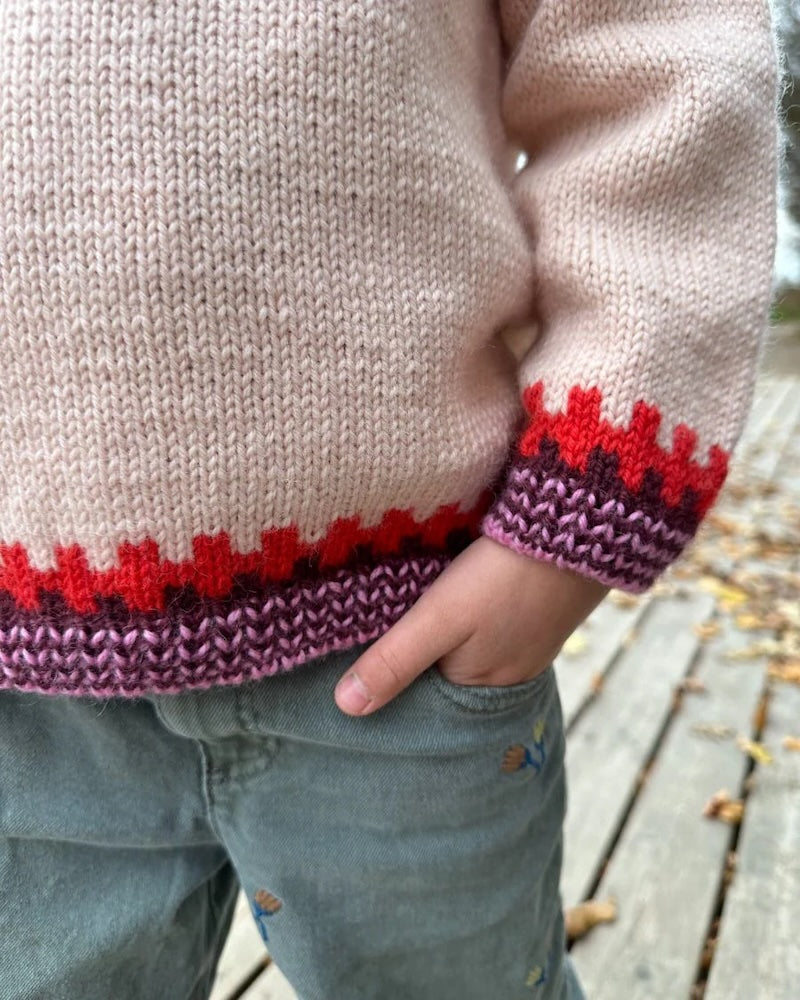 Cross Sweater Kids von PetiteKnit mit Peer Gynt von Sandnes Garn 3