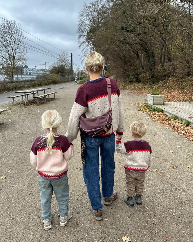 Cross Sweater Kids von PetiteKnit mit Peer Gynt von Sandnes Garn 4