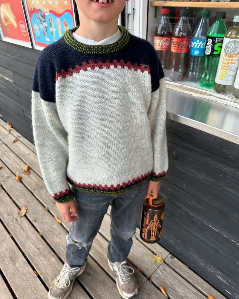Cross Sweater Kids mit roten Kreuzen aus Peer Gynt von Sandnes Garn