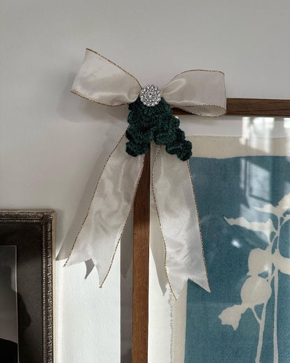 Holly Bow | festliche Schleife mit Gratisanleitung aus Classic Cashmere von Cardiff