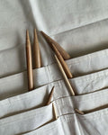 PetiteKnit, Knitter´s Needle Case, Rundstricknadeln, nature, Detail Fächer mit Nadeln