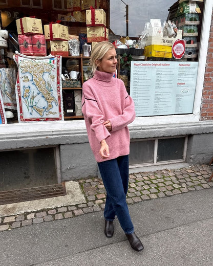 Linea Sweater | warmer Rollkragen und feine Kontrastlinien aus Atlas von Sandnes Garn