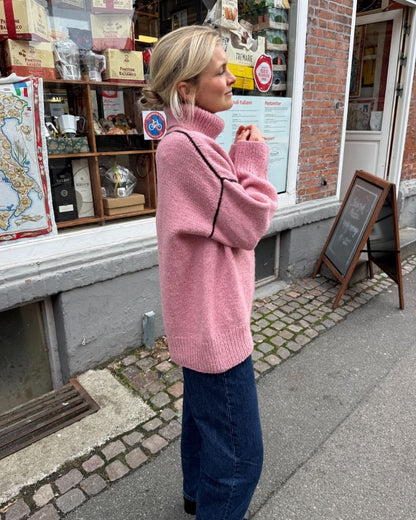 Linea Sweater | warmer Rollkragen und feine Kontrastlinien aus Atlas von Sandnes Garn