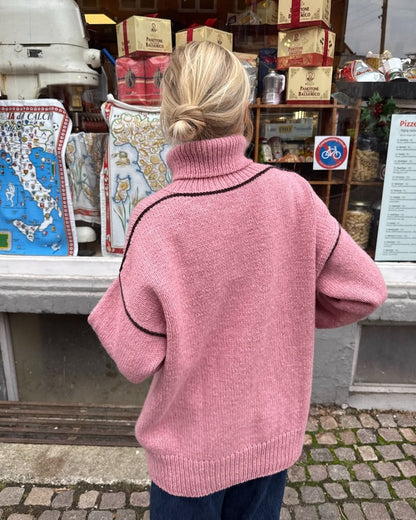 Linea Sweater | warmer Rollkragen und feine Kontrastlinien aus Atlas von Sandnes Garn