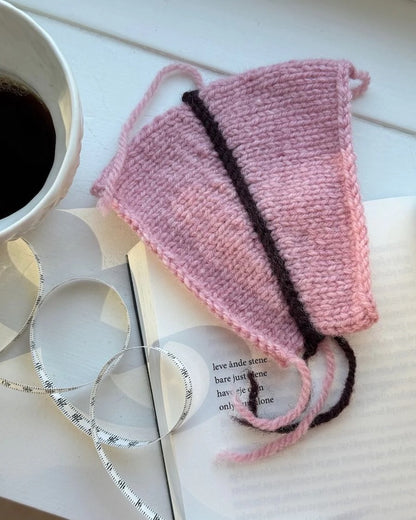 Linea Sweater | warmer Rollkragen und feine Kontrastlinien aus Atlas von Sandnes Garn